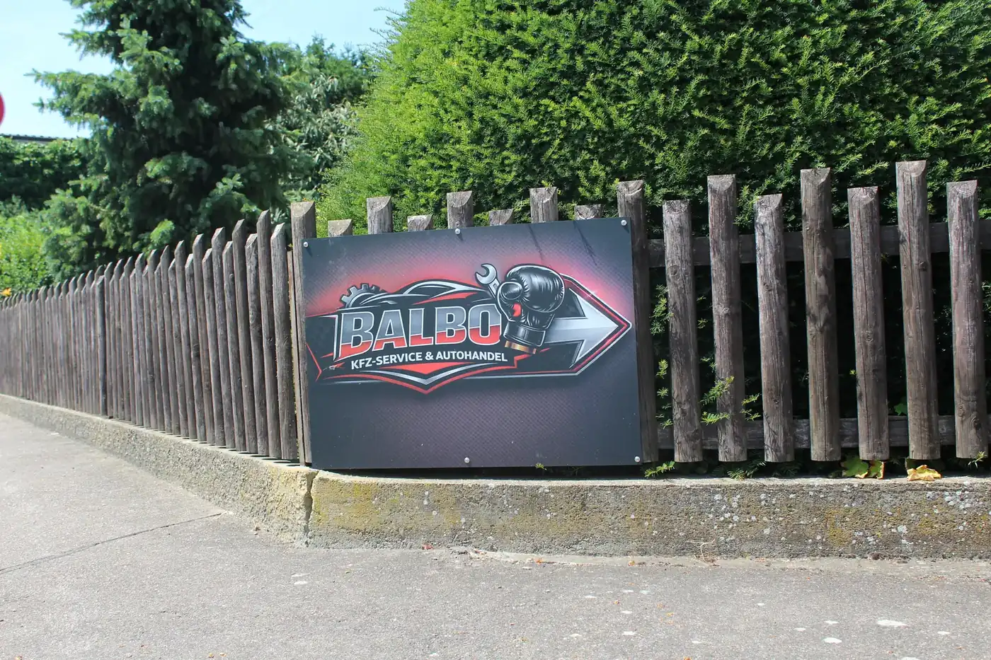 Einfahrt BALBO KFZ-Service & Autohandel